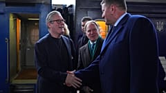 Keir Starmer accueilli par des fonctionnaires ukrainiens et l'ambassadeur britannique en Ukraine, à Kyiv, jeudi 16 janvier 2025. 