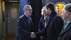 Keir Starmer brit miniszterelnököt ukrán vezetők fogadják a kijevi pályaudvaron