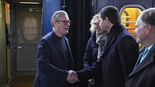 Keir Starmer brit miniszterelnököt ukrán vezetők fogadják a kijevi pályaudvaron