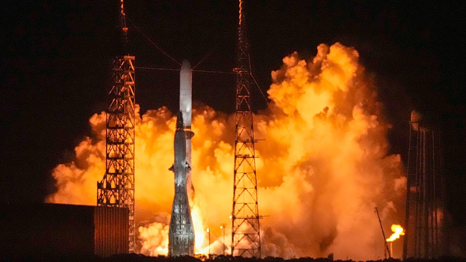 El cohete New Glenn de Blue Origin despega desde el complejo de lanzamiento 36 en la Estación de la Fuerza Espacial de Cabo Cañaveral