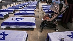 Protesta de ataúdes cubiertos con banderas israelíes que simbolizan el precio que Israel pagará por la tregua según los manifestantes.