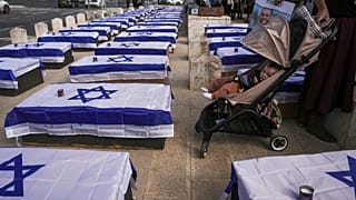 Protesta de ataúdes cubiertos con banderas israelíes que simbolizan el precio que Israel pagará por la tregua según los manifestantes.