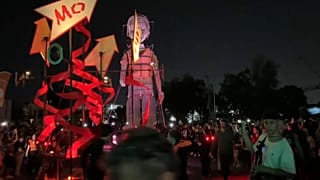 Une marionnette de sept mètres de haut émerveille les foules lors d'un spectacle à Santiago du Chili.