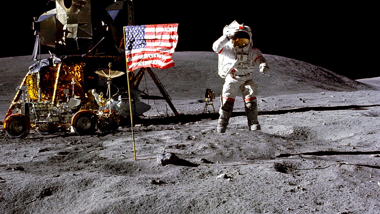 John Young während des ersten Außenbordeinsatzes von Apollo 16. Landestelle Descartes auf dem Mond. April 1972