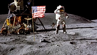 John Young während des ersten Außenbordeinsatzes von Apollo 16. Landestelle Descartes auf dem Mond. April 1972