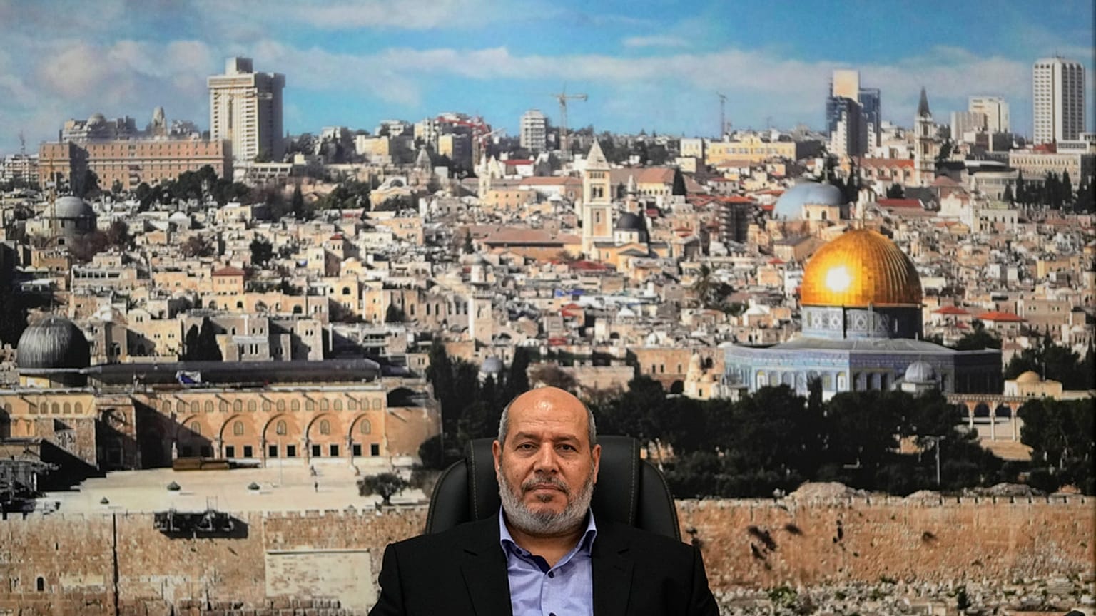 خليل الحية، نائب رئيس حركة حماس، يجلس أمام خلفية تُظهر مدينة القدس القديمة خلال مقابلة مع وكالة أسوشيتد برس، في اسطنبول، تركيا، الأربعاء، 24 أبريل/نيسان 2024