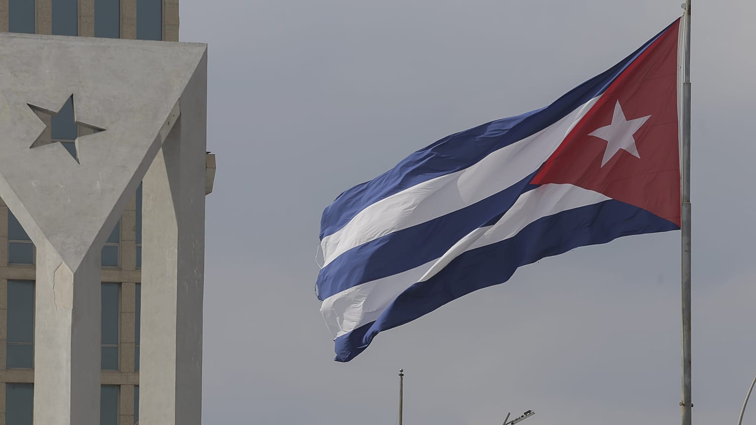 Küba'nın başkenti Havana'daki Amerikan büyükelçiliğinin önünde 14 Ocak 2025 tarihinde bir Küba bayrağı dalgalanıyor.
