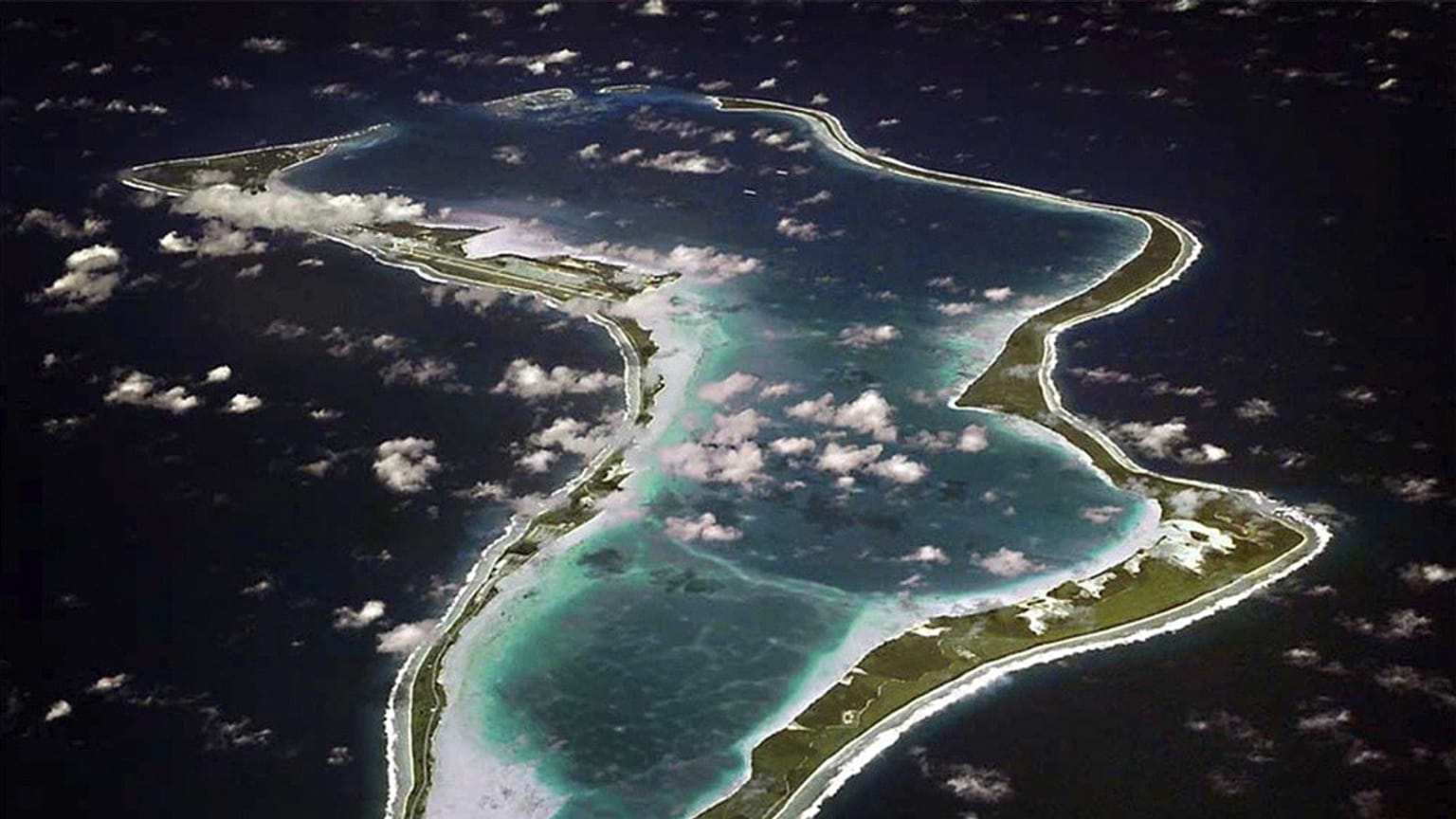 ARQUIVO - Esta imagem divulgada pela Marinha dos EUA mostra uma vista aérea de Diego Garcia