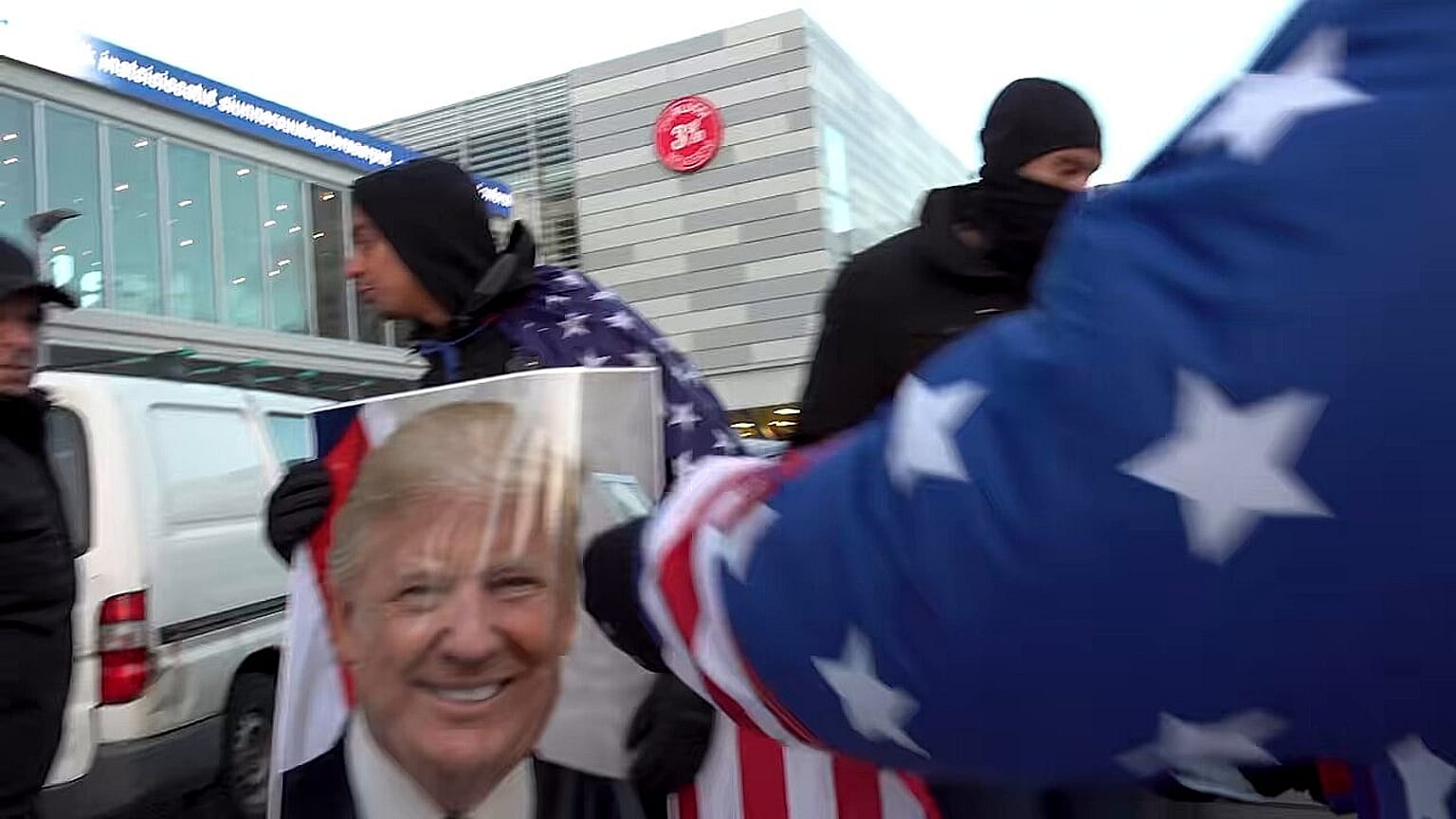 A Nelk Boys tagjai Grönlandon, Trump-képpel