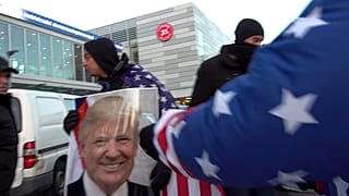 A Nelk Boys tagjai Grönlandon, Trump-képpel