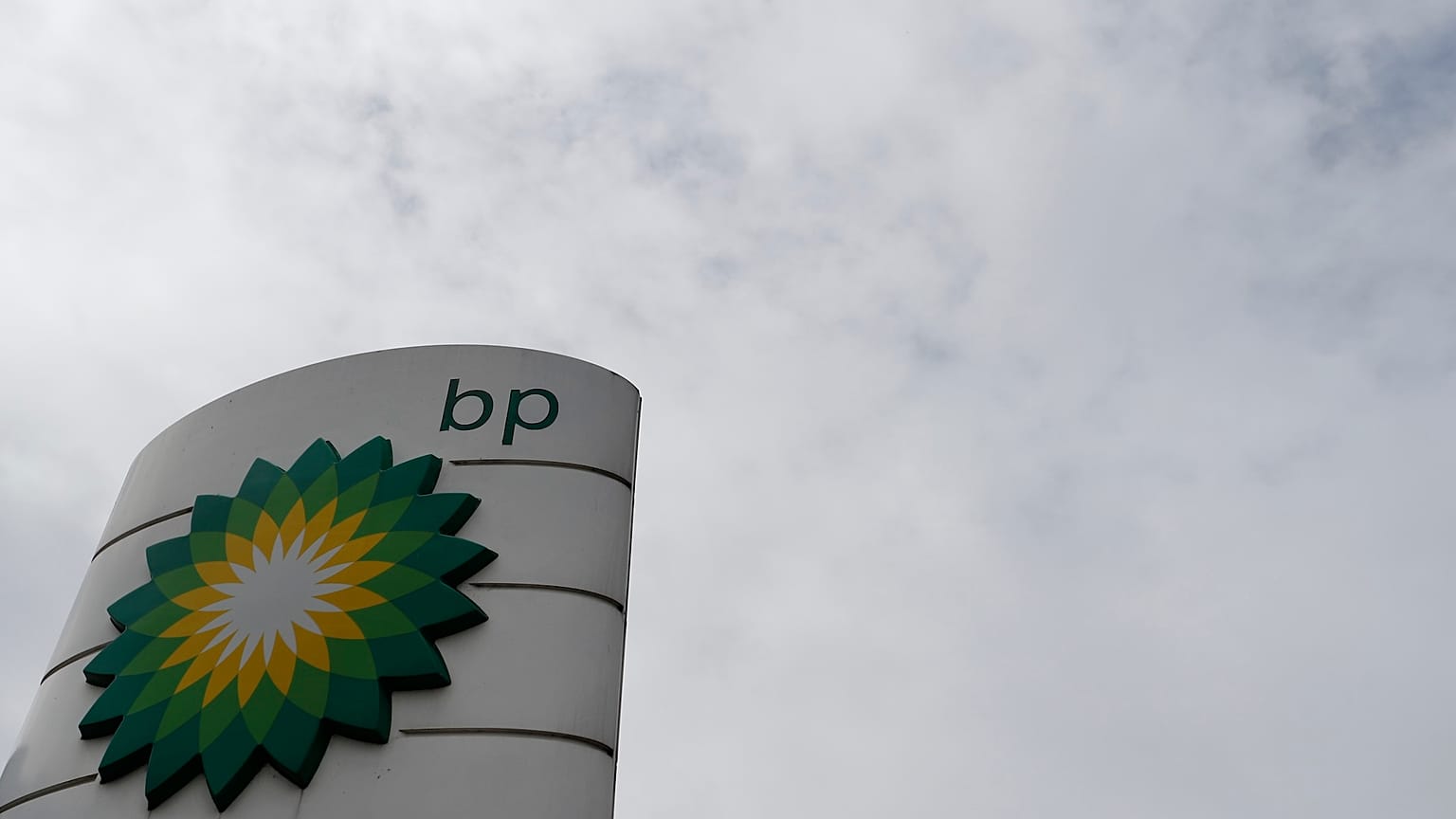 Londra'nın batısındaki bir benzin istasyonundaki BP logosunun dosya resmi