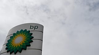 Londra'nın batısındaki bir benzin istasyonundaki BP logosunun dosya resmi