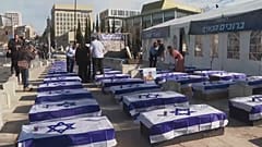 Demonstranten in Jerusalem protestieren gegen Sarg und fordern Premierminister Netanjahu auf, das Waffenstillstandsabkommen abzulehnen