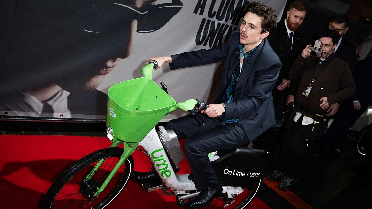 Timothée Chalamet monta uma bicicleta eléctrica na estreia de "A Complete Unknown" em Londres