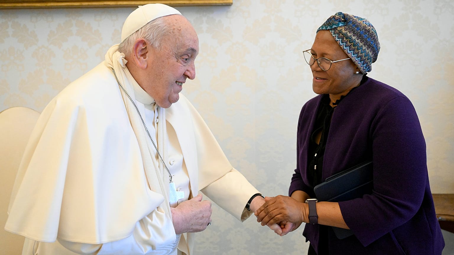 El Papa Francisco se lastima el brazo al sufrir una nueva caída