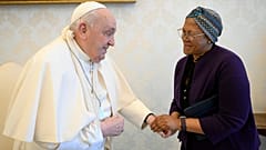 El Papa Francisco se lastima el brazo al sufrir una nueva caída