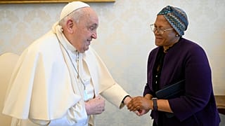 El Papa Francisco se lastima el brazo al sufrir una nueva caída