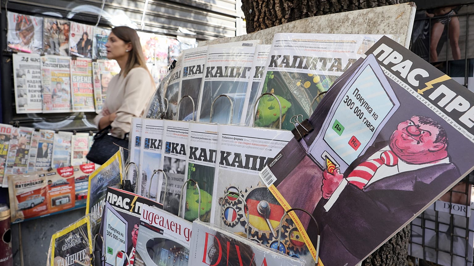 La rivista satirica Pras Press mostra una vignetta elettorale in un'edicola di Sofia (28 ottobre 2024)