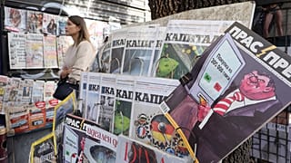 La rivista satirica Pras Press mostra una vignetta elettorale in un'edicola di Sofia (28 ottobre 2024)