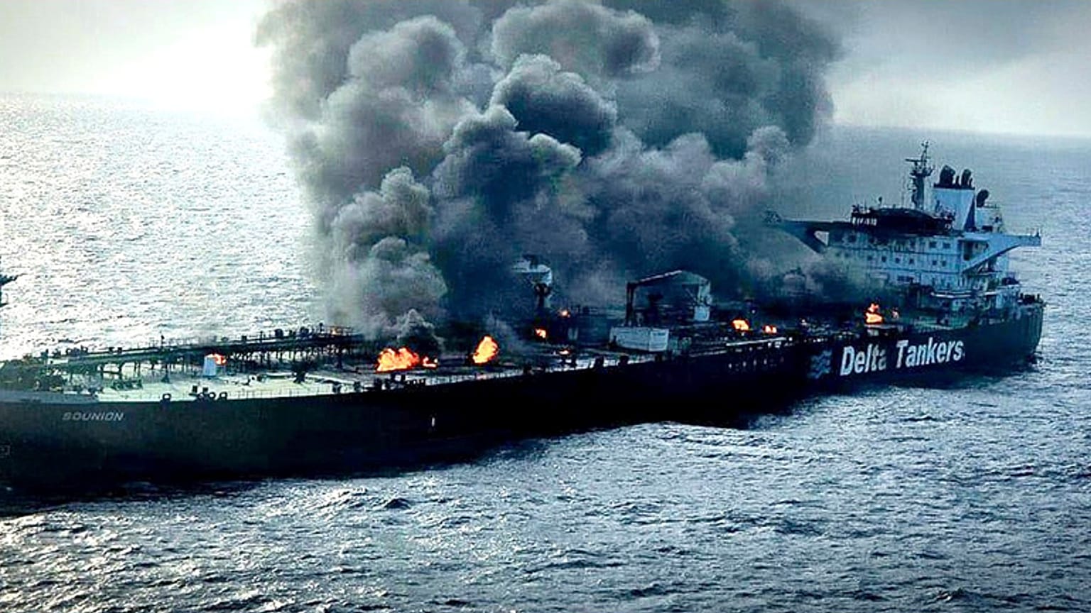 تظهر هذه الصورة غير المؤرخة التي نشرتها شركة الأمن الخاصة أمبري ناقلة النفط سونيون وهي تحترق في البحر الأحمر.