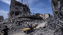 Des Palestiniens récupèrent ce qu'ils peuvent des destructions à Khan Younis