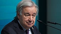 Birleşmiş Milletler Genel Sekreteri Antonio Guterres, COP29'da düzenlenen bir basın toplantısında konuşurken, 2024