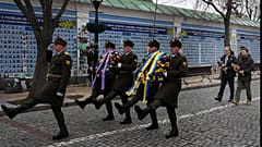 Starmer und Zelenskyy an der Mauer des Gedenkens an die Gefallenen der Ukraine in Kiew.