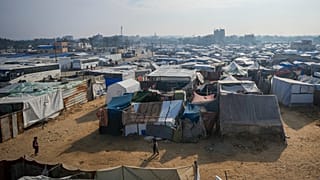 أطفال فلسطينيون يلعبون بين الخيام في مخيم للنازحين الفلسطينيين في دير البلح بوسط قطاع غزة.