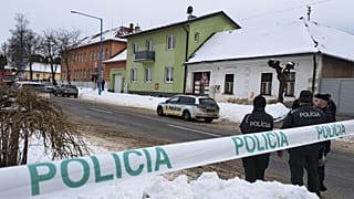 Полицейские стоят рядом с местом смертельной поножовщины в средней школе в Спишска Стара Вес, Словакия, 16 января 2025 года. 