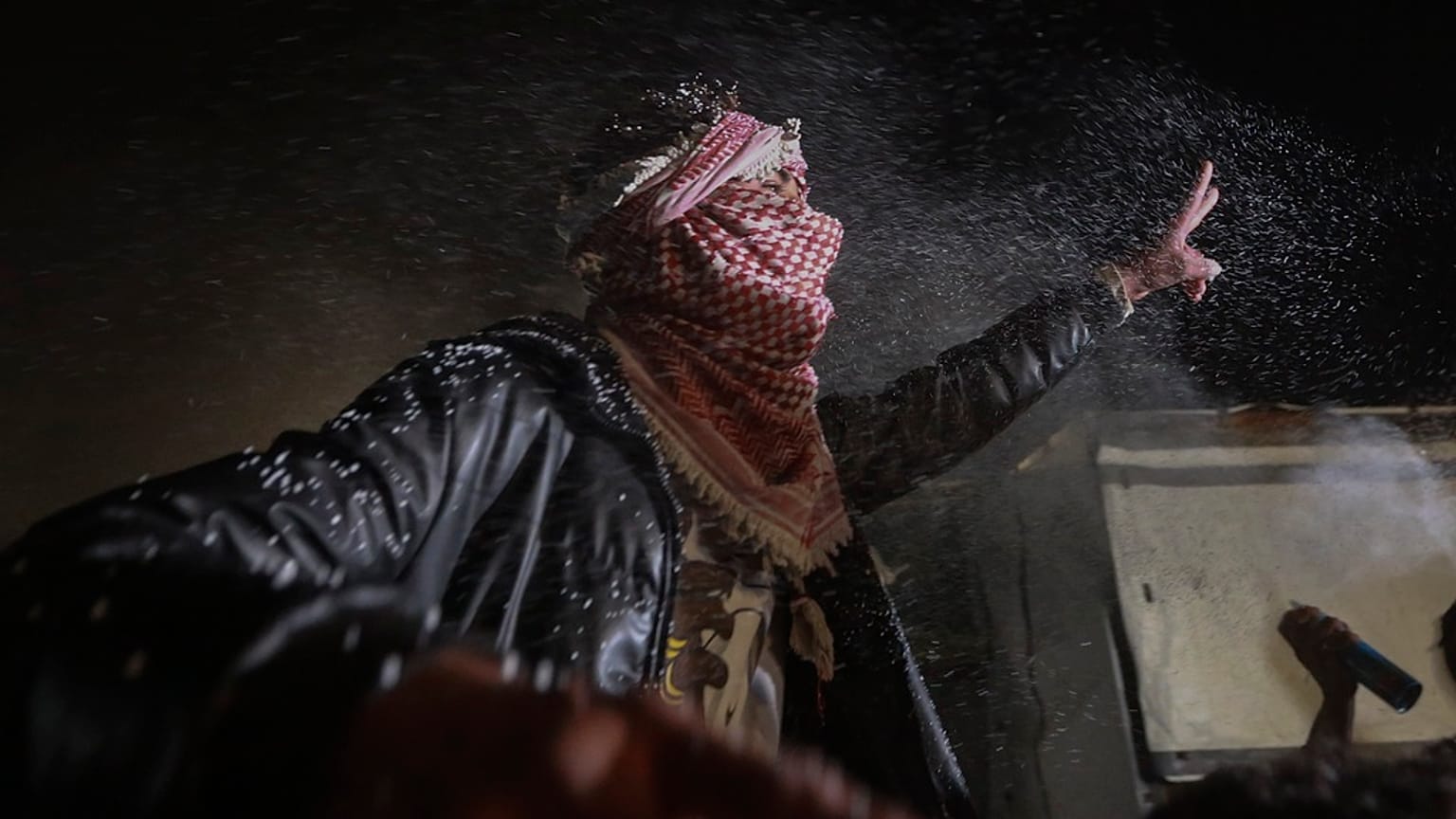 فلسطينيون يحتفلون بالإعلان الوشيك عن اتفاق وقف إطلاق النار بين حماس وإسرائيل في خان يونس، وسط قطاع غزة، الأربعاء، 15 يناير 2025.