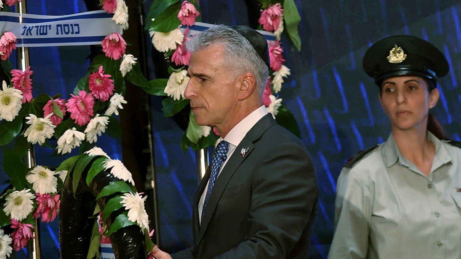 David Barnea Moszad-igazgató a jeruzsálemi Mount Herzl katonai temetőben