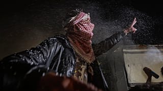فلسطينيون يحتفلون بالإعلان الوشيك عن اتفاق وقف إطلاق النار بين حماس وإسرائيل في خان يونس، وسط قطاع غزة، الأربعاء، 15 يناير 2025.
