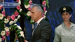 David Barnea Moszad-igazgató a jeruzsálemi Mount Herzl katonai temetőben