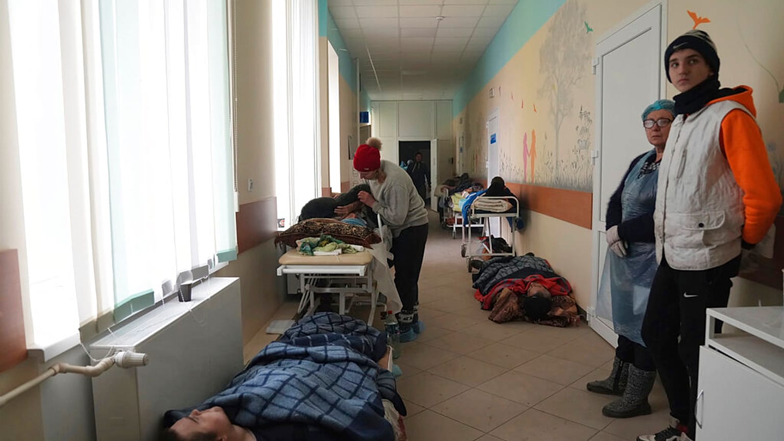 Des blessées suite aux bombardements allongées dans le hall de l'hôpital numéro 3 à Marioupol, Ukraine, mardi 15 mars 2022. 