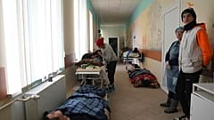 Des blessées suite aux bombardements allongées dans le hall de l'hôpital numéro 3 à Marioupol, Ukraine, mardi 15 mars 2022. 