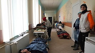 Des blessées suite aux bombardements allongées dans le hall de l'hôpital numéro 3 à Marioupol, Ukraine, mardi 15 mars 2022. 