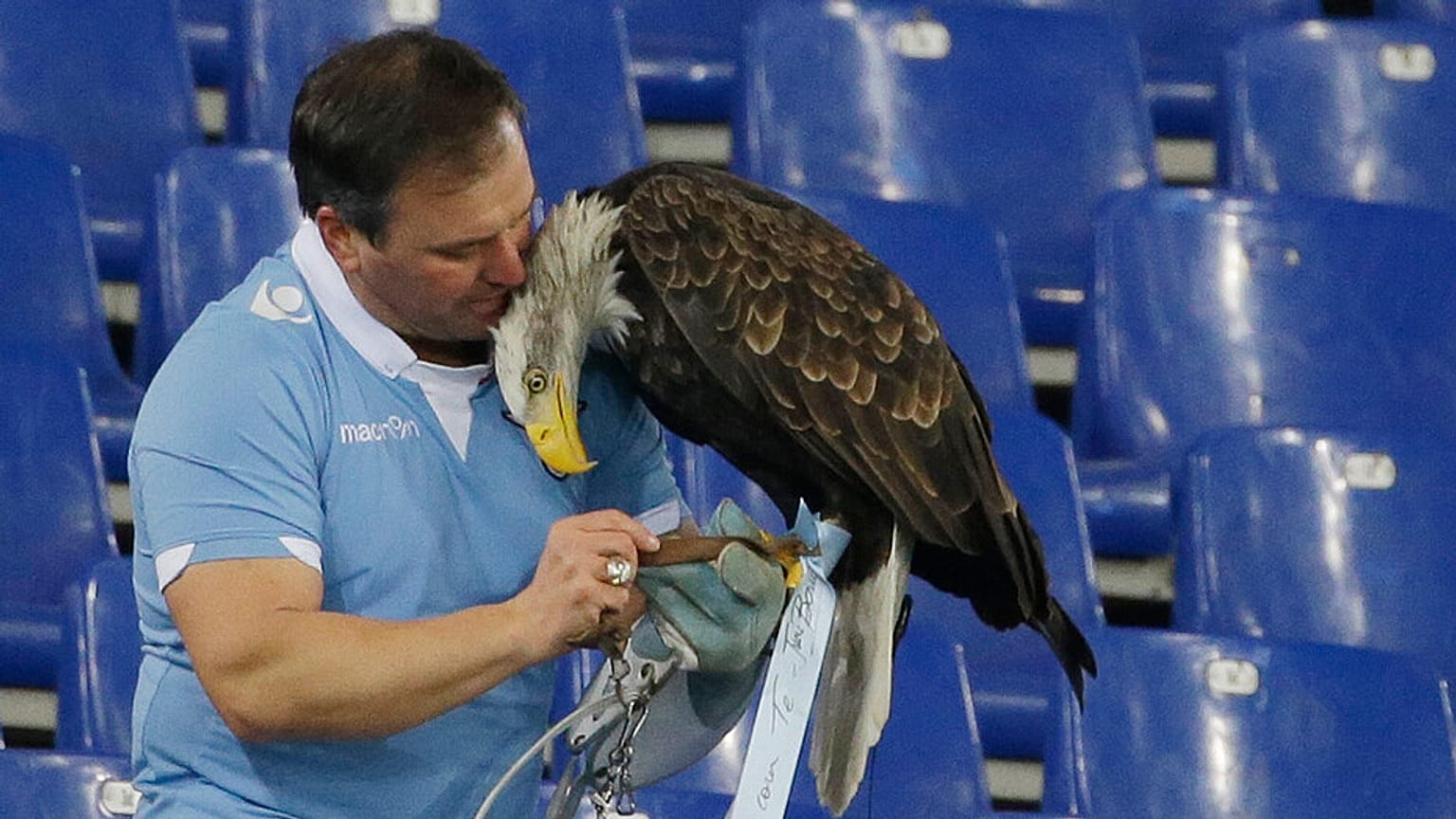 Archivo: La mascota de la Lazio, Olympia, aparece con el cetrero Juan Bernabé en un partido de fútbol de la Serie A en 2015.