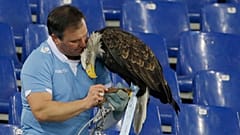 Archivo: La mascota de la Lazio, Olympia, aparece con el cetrero Juan Bernabé en un partido de fútbol de la Serie A en 2015.