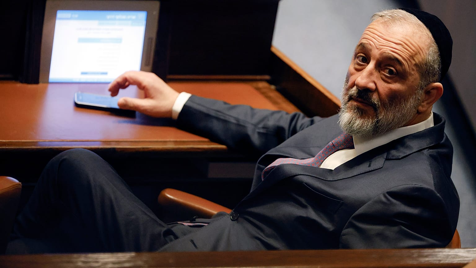 İsrail Şas Partisi'nin lideri Aryeh Deri, Knesset'teki yemin törenini takip ederken, 29 Aralık 2022