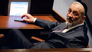 İsrail Şas Partisi'nin lideri Aryeh Deri, Knesset'teki yemin törenini takip ederken, 29 Aralık 2022