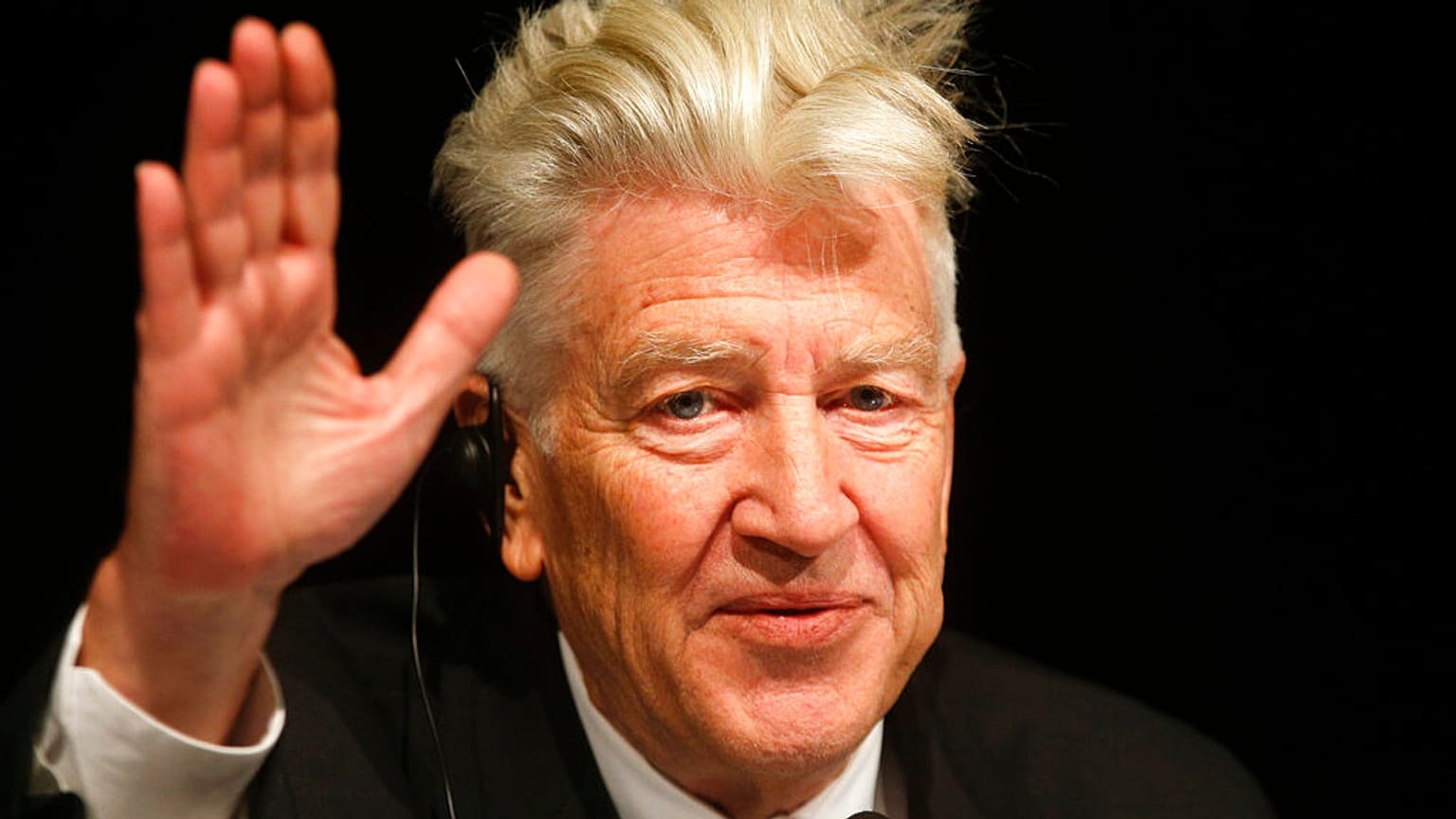 US-Regisseur David Lynch winkt bei seiner Pressekonferenz in Kiew, Ukraine, am Freitag, 17. November 2017.