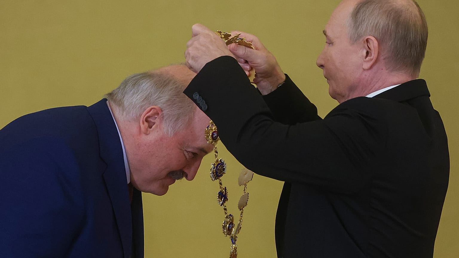 Der russische Präsident Wladimir Putin (rechts) verleiht dem weißrussischen Präsidenten Alexander Lukaschenko den Orden des Heiligen Apostels Andreas. Kreml, 9. Oktober 2024