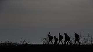 Migranten überqueren den Maritsa-Fluss in Edirne, um von der Türkei nach Griechenland zu gelangen, 1. März 2020