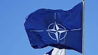 A bandeira da NATO sobre o edifício do Ministério dos Negócios Estrangeiros em Helsínquia, 4 de abril de 2023