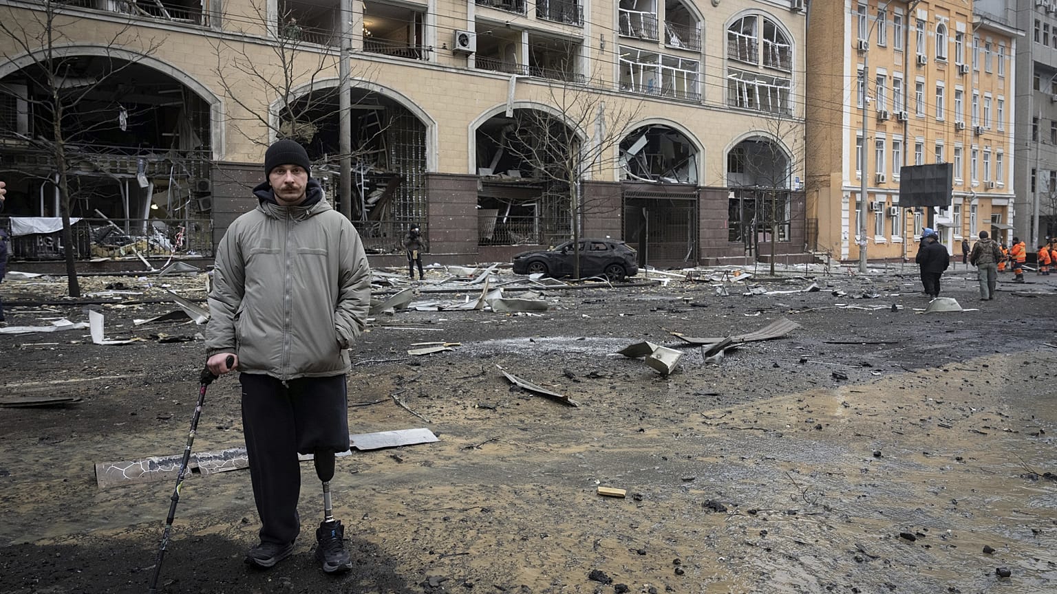 Eski bir asker Kiev'de son Rus saldırılarında yıkılan binalara bakıyor, 20 Aralık, 2024