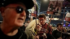Родственники и друзья убитых и похищенных ХАМАС заложников на манифестации после объявления о прекращении огня, Тель-Авив, Израиль, 15 января 2025 г.