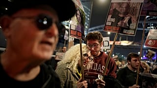 Родственники и друзья убитых и похищенных ХАМАС заложников на манифестации после объявления о прекращении огня, Тель-Авив, Израиль, 15 января 2025 г.