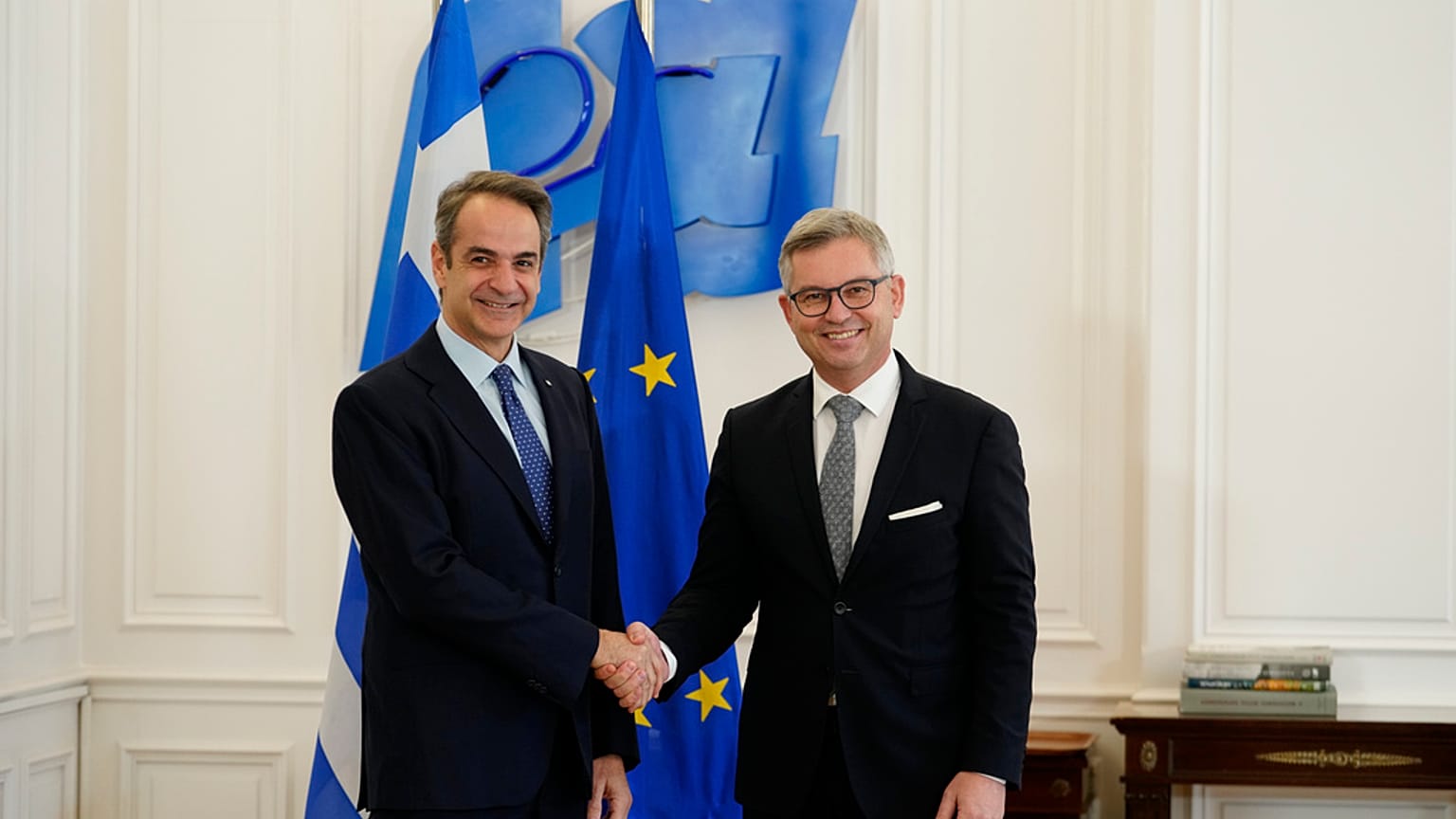 A görög miniszterelnök és az EU migrációs biztosa Athénban