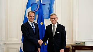 A görög miniszterelnök és az EU migrációs biztosa Athénban
