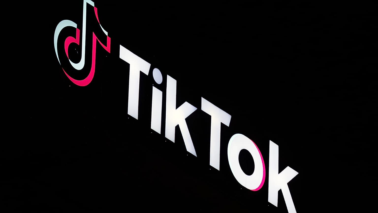 El logo de TikTok, sobre una pantalla